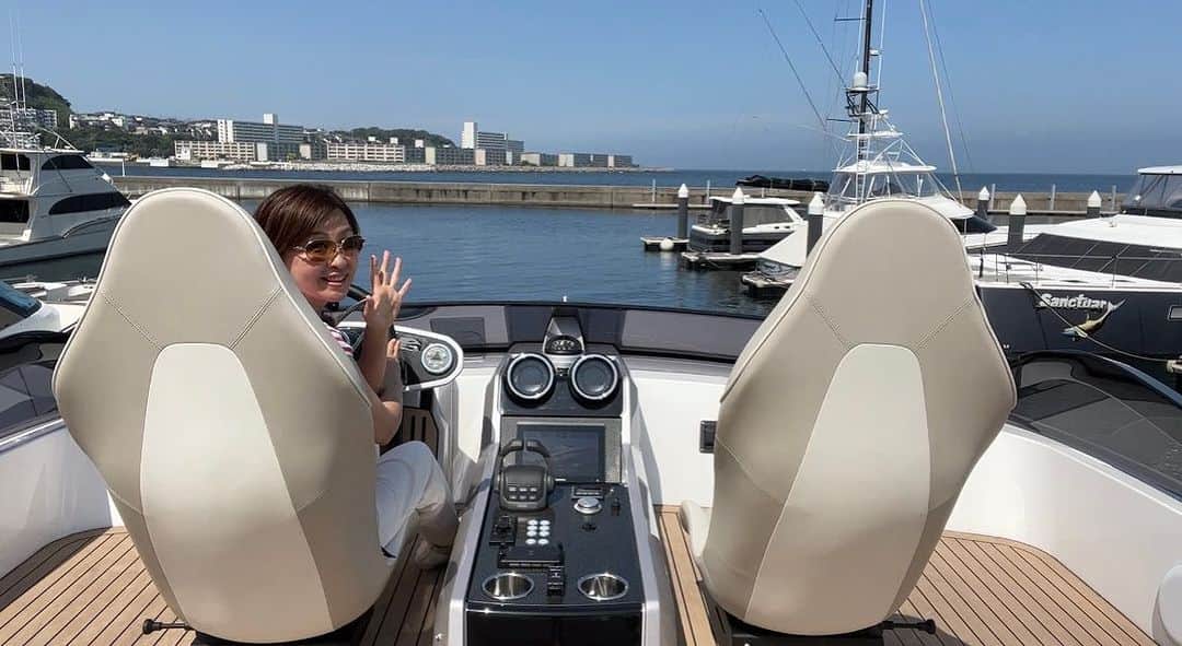 吉田由美のインスタグラム：「「海の上のアストンマーティン」と言われる 「サンシーカー65スポーツヨット」に試乗⭐️  https://www.youtube.com/live/Dk9hW4sQIfA?feature=share  #アストンマーティン #astonmartin  #サンシーカー #sunseeker  #サンシーカー65スポーツヨット #sunseeker65sportyacht  吉田由美 #吉田由美ちゃんねる #yumiyoshida #ヴェラシス  #ヴェラシスマリーナ」