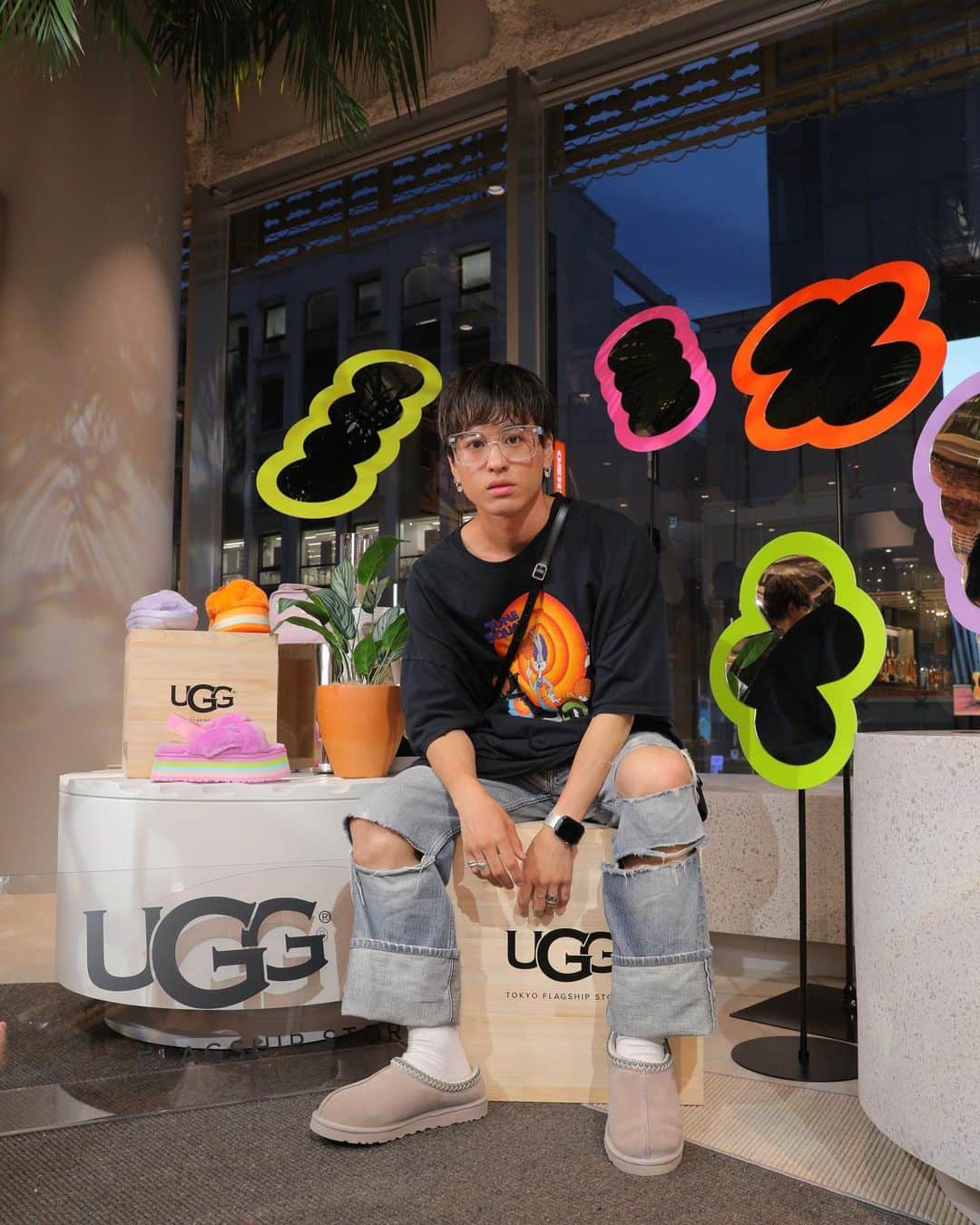 古謝那伊留のインスタグラム：「今日は 7月1日に原宿でグランドオープンします‼️ UGG 原宿店にひと足先にお邪魔させていただきました🎶  最高にクールな物から可愛いアイテムまで沢山ございますので 皆さま是非足を運んでくださいね✌🏻✨  そしてずっとお会いさせていただきたいと思っておりました TAISEIさんにお会い出来て凄く嬉しかったです😭✨  @uggjapan @ugg  #ugg  #ugg原宿」