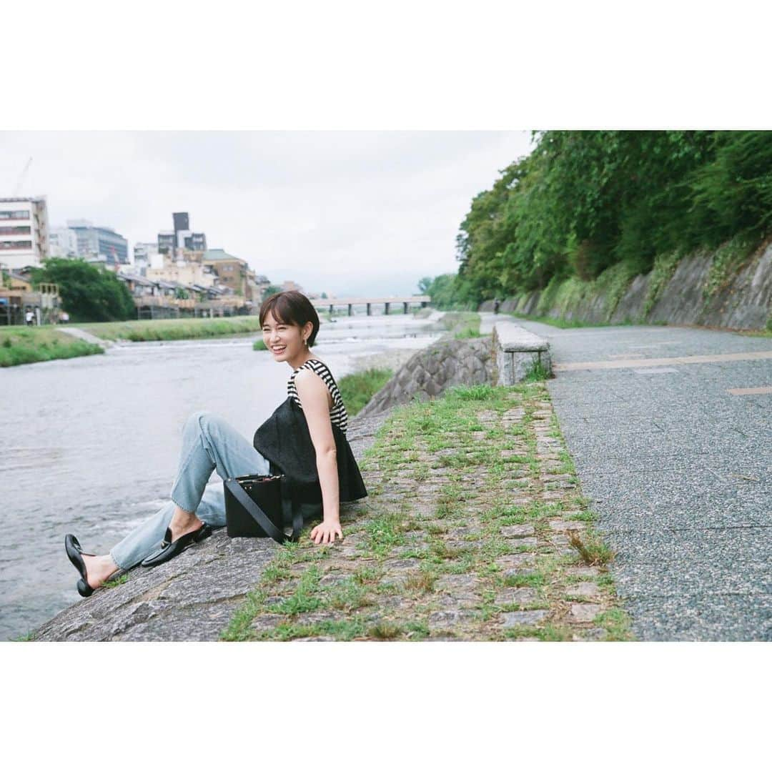 前田敦子さんのインスタグラム写真 - (前田敦子Instagram)「. 休みができるとよく京都に向かいます。 去年のクリスマスもおちびさんと京都で過ごしました☺︎ 先日2日間のお休みに今年2回目の京都へ！！ ご縁がありJR東海さんおすすめスポットを案内していただきました。  六波羅蜜寺に所蔵されている空也上人立像 一度は訪れたかったので子供も声を顰めながらすごいねって圧倒されていて、こういう瞬間をもっと重ねていきたいと感じ。 本堂には25年前100回以上訪れて忠実に再現された学生さん作の空也さんも素晴らしかったです。あと他では出会ったことのないおみくじがありました！  隨心院で初の写仏体験もおちびさんが一緒にやりたいと墨をすることも写仏もこんなに集中できるのって1時間近くかけてものすごいアートに完成して👏とてもいい時間でした。 鴨川でまったり過ごしたり京都の空気、沢山の歴史に触れて感じる旅で深く深呼吸ができた気がします。 JR東海「そうだ 京都、行こう。」では現在仏像をテーマにしたキャンペーン中だそうです😉仏像を見つめて無になれるあの空間を思う存分巡る旅みなさんもいかがですか？  行くたびにリセットできて新しい空気を自分の中に取り入れる事ができる京都の時間。 今年はあと何回訪れられるかな。   #京都 #空也上人 #そうだ京都行こう #PR」6月29日 21時57分 - atsuko_maeda_official