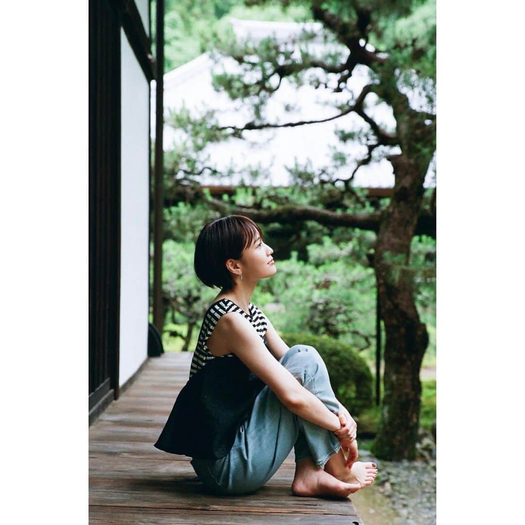前田敦子さんのインスタグラム写真 - (前田敦子Instagram)「. 休みができるとよく京都に向かいます。 去年のクリスマスもおちびさんと京都で過ごしました☺︎ 先日2日間のお休みに今年2回目の京都へ！！ ご縁がありJR東海さんおすすめスポットを案内していただきました。  六波羅蜜寺に所蔵されている空也上人立像 一度は訪れたかったので子供も声を顰めながらすごいねって圧倒されていて、こういう瞬間をもっと重ねていきたいと感じ。 本堂には25年前100回以上訪れて忠実に再現された学生さん作の空也さんも素晴らしかったです。あと他では出会ったことのないおみくじがありました！  隨心院で初の写仏体験もおちびさんが一緒にやりたいと墨をすることも写仏もこんなに集中できるのって1時間近くかけてものすごいアートに完成して👏とてもいい時間でした。 鴨川でまったり過ごしたり京都の空気、沢山の歴史に触れて感じる旅で深く深呼吸ができた気がします。 JR東海「そうだ 京都、行こう。」では現在仏像をテーマにしたキャンペーン中だそうです😉仏像を見つめて無になれるあの空間を思う存分巡る旅みなさんもいかがですか？  行くたびにリセットできて新しい空気を自分の中に取り入れる事ができる京都の時間。 今年はあと何回訪れられるかな。   #京都 #空也上人 #そうだ京都行こう #PR」6月29日 21時57分 - atsuko_maeda_official