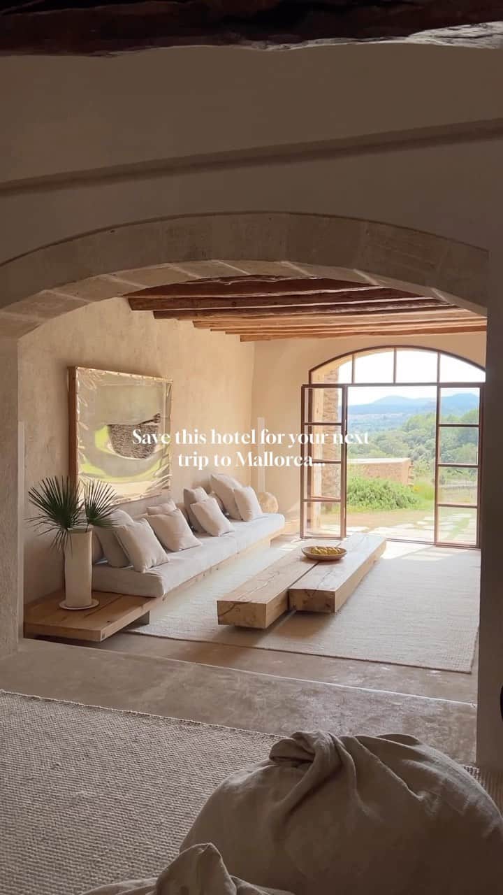 Zanna Van Dijkのインスタグラム：「My favourite hotel in Mallorca 🇪🇸   Hit save & tag someone you want to stay here with 🫶🏼  I’ve visited Mallorca multiple times and usually opt for an Airbnb, but I couldn’t resist booking this rural hotel @esracodartadestino when I spotted it online. Nestled in the mountains surrounding Artà, it’s a secluded oasis away from the crowds. Not only are the the design and location absolutely impeccable but the hotel has a real focus on wellbeing. There’s daily mediation and yoga classes as well as regular basket weaving, painting and sound healing workshops. Oh and did I mention the food is delicious? It’s listed in the Michelin guide.  It’s not often that I’m drawn to revisit a hotel, but I can easily see myself coming back here again ✨ (Not an AD, we are full paying guests) #mallorcahotel #mallorcaisland #mallorcagram #mallorcahotels #mallorcatips」