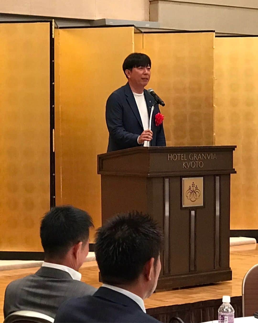 竹内弘一のインスタグラム：「講演@京都経営者協会青年経営者部会総会 京都の若手経営者のみなさまに 「ローカルメディア奮闘記」をテーマに お話をさせていただきました。 最近は京都企業の強みやこども宅食の講演が 多く、自分自身の歩みをお話することが 少なかったので恥ずかしかったです(笑) 講演の真剣勝負は燃えますね！ いつでもどこでも行きますー！  #講演 #京都経営者協会 #青年部」