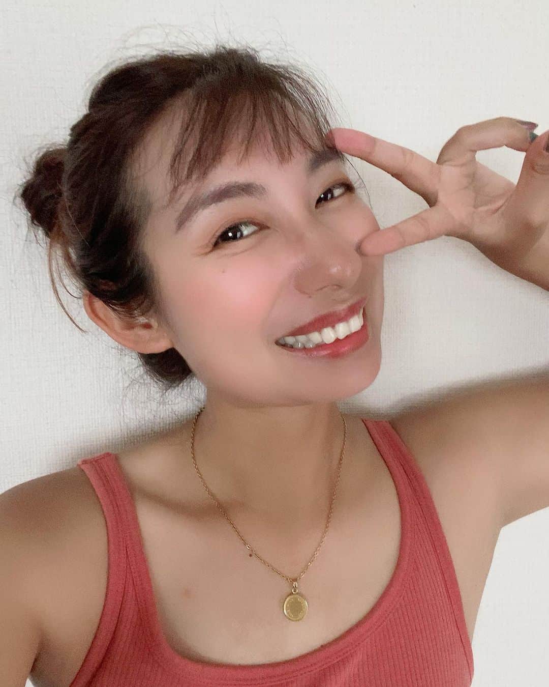 エマ中岡優姫のインスタグラム：「最近ムシムシ暑い🥵 もうほとんど毎日 ノースリーブなんだけど 夏きたらどーしたらいんだ 私の服装☀️」