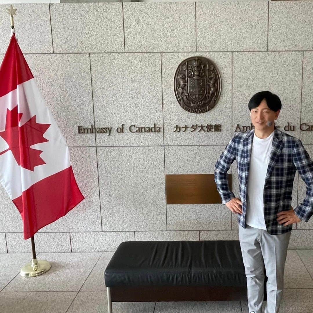 依田司さんのインスタグラム写真 - (依田司Instagram)「6月30日(金) あすは、カナダの建国記念日。そこで「カナダ大使館」にお邪魔しました。 カナダ大使館は、数ある大使館の中でも珍しく、私たち一般にも一部施設を開放しているんです。４階のエントランス、カナダの地形を石のオブジェで表現。反対側は日本庭園になっています。 ロビーの他、一般に開放しているのが図書館。カナダと日本の関連図書がおよそ1万5000点。さらに、劇場まであります。コンサートや、映画の試写会、講演会など、カナダに関連した催し物に利用されています。入場無料。プチカナダ旅行の体験ができますよ。  #カナダ大使館 #DoCLASSE #ドゥクラッセ #依田さん #依田司 #お天気検定 #テレビ朝日 #グッドモーニング #気象予報士 #お天気キャスター #森林インストラクター #グリーンセイバーアドバンス #プロジェクトワイルド #IPCC伝導者 #japan #japantrip #japantravel #unknownjapan #japanAdventure #japanlife #lifeinjapan #instagramjapan #instajapan #療癒 #ilovejapan #weather #weathercaster #weatherforecast」6月30日 8時53分 - tsukasa_yoda