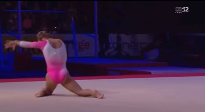 ジャジ・バルボサのインスタグラム：「Já que hoje é dia de #tbt compartilho com vocês umas das séries que mais amo 💗   Coreografia feita pelo incrível @rhonygym1  • • • @cbginastica  @timeflamengo  @cdafab  @team_amma  @flaginastica」