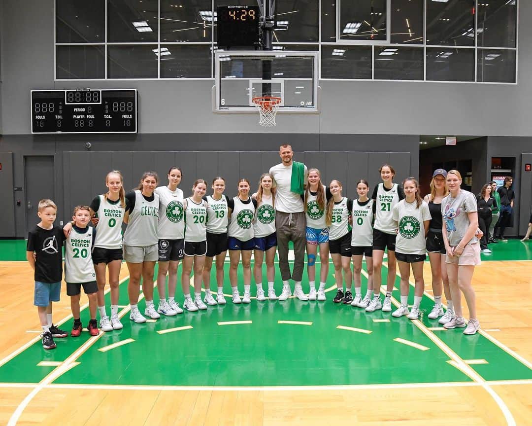 ボストン・セルティックスのインスタグラム：「After his press conference, @kporzee met with Ukrainian girls basketball players from @bc_mobi 💚💙💛 The girls have been displaced in Latvia, Kristaps' home country, since the beginning of the war. Thanks to @uccnorg, the team has come to Boston for a three-week trip and participated in Jr. Celtics Camps.」