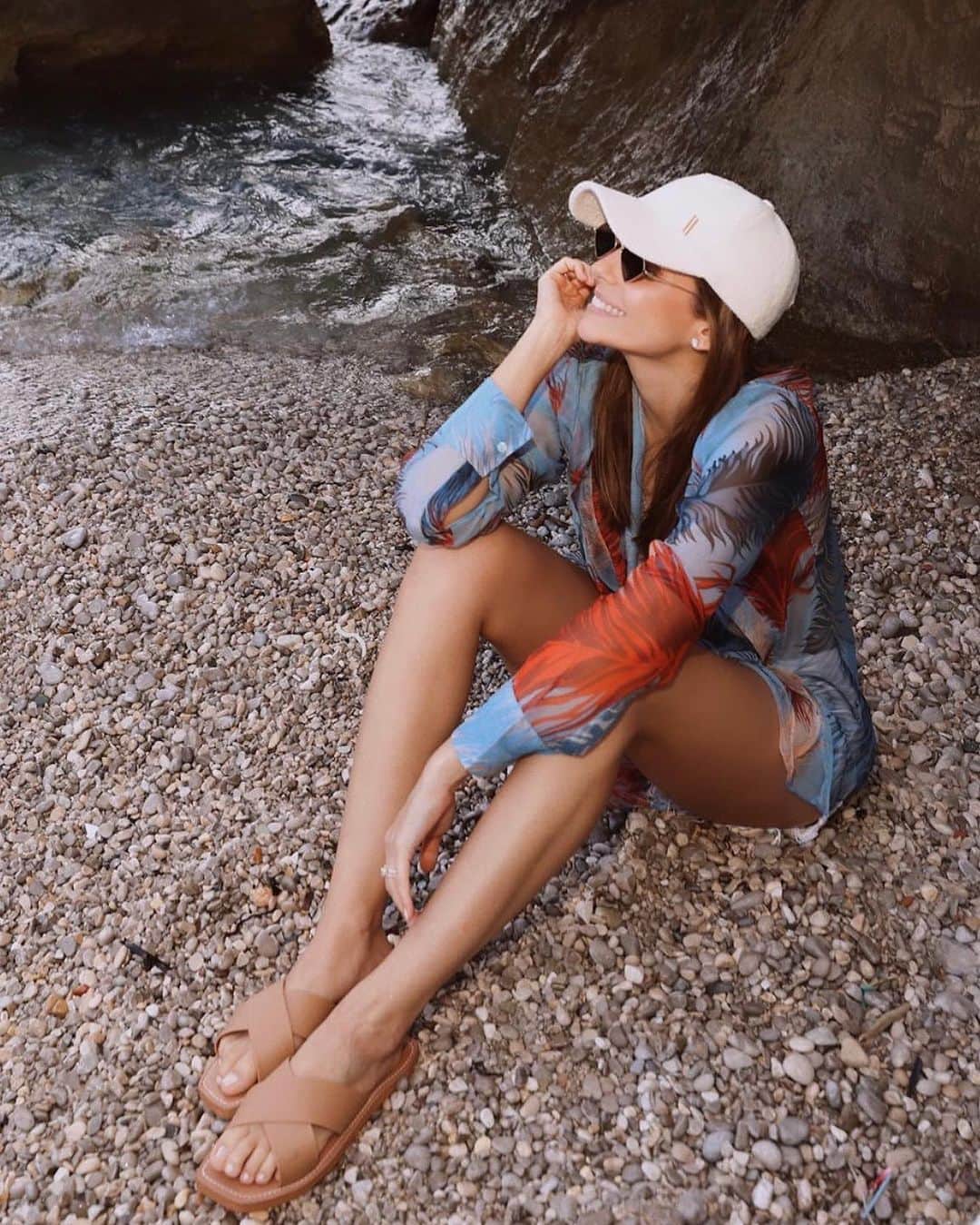 カロリーネ・セリコのインスタグラム：「Conforto e praticidade | 3 hotspots aqui em Capri que eu vou com a minha @brizzaarezzo: praia, almoço e passeio.  Flip flops da coleção Riviera disponível no link dos stories, e com meu cupom CACELICO20 você tem 20% de desconto em itens da categoria Novidades Brizza (não validos em remarcados).  #CaCelicoEstilo   | publi」