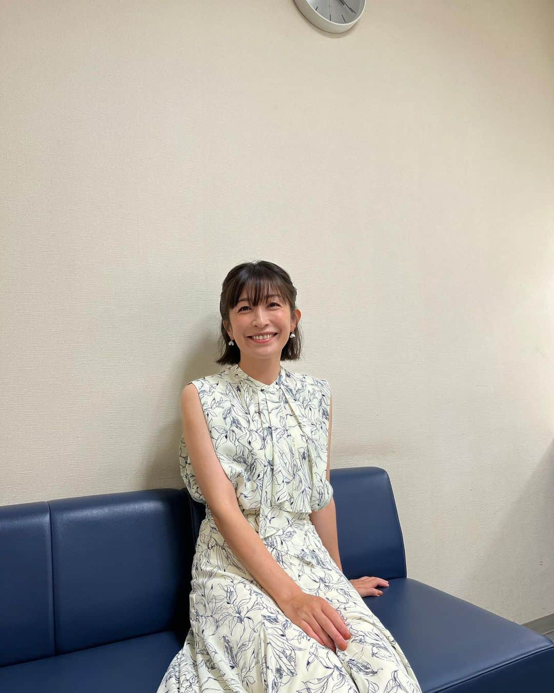 小野真弓さんのインスタグラム写真 - (小野真弓Instagram)「おはようございます☺️  6月最終日。 上半期も今日で終わりなんですね(￣∇￣) ほんとに、あっという間に 過ぎてゆく、、  既に暑い毎日ですが、 熱中症など気をつけて過ごしましょうね🍉^ ^  今日も良い一日をお過ごしください☺️ 🦡🐏🐯🐯🐼🐈‍⬛🐱🙋‍♀️ ハナハルアオナナちりんくーピノかーさん  #お仕事かーさん #楽屋 #ハーフアップスタイル  #犬と猫のいる暮らし#犬猫日記　 #夏到来」6月30日 7時46分 - hanaharuaroi