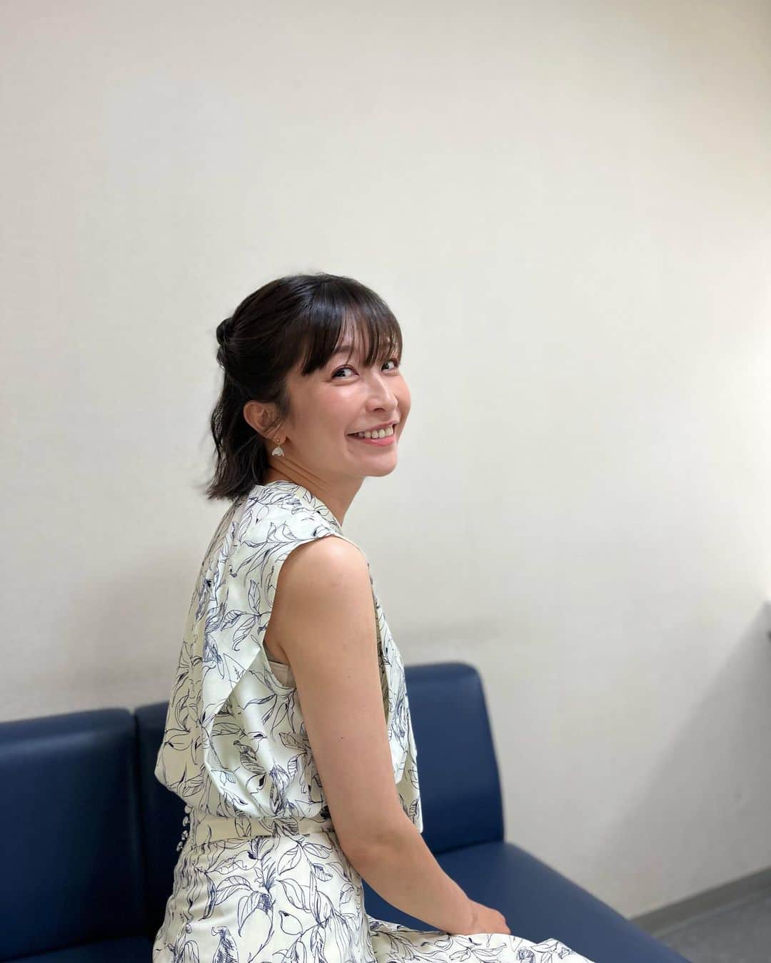小野真弓さんのインスタグラム写真 - (小野真弓Instagram)「おはようございます☺️  6月最終日。 上半期も今日で終わりなんですね(￣∇￣) ほんとに、あっという間に 過ぎてゆく、、  既に暑い毎日ですが、 熱中症など気をつけて過ごしましょうね🍉^ ^  今日も良い一日をお過ごしください☺️ 🦡🐏🐯🐯🐼🐈‍⬛🐱🙋‍♀️ ハナハルアオナナちりんくーピノかーさん  #お仕事かーさん #楽屋 #ハーフアップスタイル  #犬と猫のいる暮らし#犬猫日記　 #夏到来」6月30日 7時46分 - hanaharuaroi