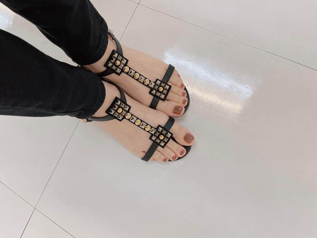 高橋里帆さんのインスタグラム写真 - (高橋里帆Instagram)「ペディキュアを久々にチェンジ！ いつもは無難にレッドカラーを塗る事が多い。 何となく何にでも合うし明るく華やかな印象になるからです。  今回は全身写るお仕事があったのでカラーチェンジ！ ちゅるちゅるの質感がカサカサな足をカバーしてくれました。  透明感のあるカラー濃すぎず薄すぎず絶妙な色がとっても可愛いです。  今回は2度塗りしてます。 リリミュウ　ネイルポリッシュ 01ダーティーチャイ  #ペディキュア#チェンジ#カラー#ツヤ感#足元#カサカサ#リリミュウ#ネイル#ネイルカラー#チァイカラー」6月30日 7時55分 - takahashi.riho