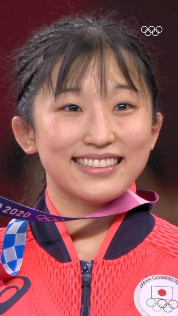 須崎優衣のインスタグラム：「今日は、#須﨑優衣 選手のお誕生日🎂  #東京2020 では開会式で日本選手団の旗手を務め、 #レスリング 女子フリースタイル50kg級では全試合無失点で金メダルを獲得🥇   おめでとうございます🎉  #オリンピック」