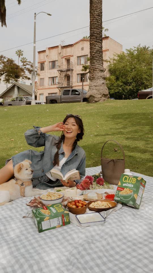 W E Y L I Eのインスタグラム：「#ad Every time we spend a day out, I always bring some snackies & @clubcrackersus are the perfect light, flaky, buttery snack for our different activities and always the star of our picnics! So while he fishes, I’ll be diving into a good book and a box of Club Minis. #AClubIsAllYouNeed to enjoy a day reading in nature!」