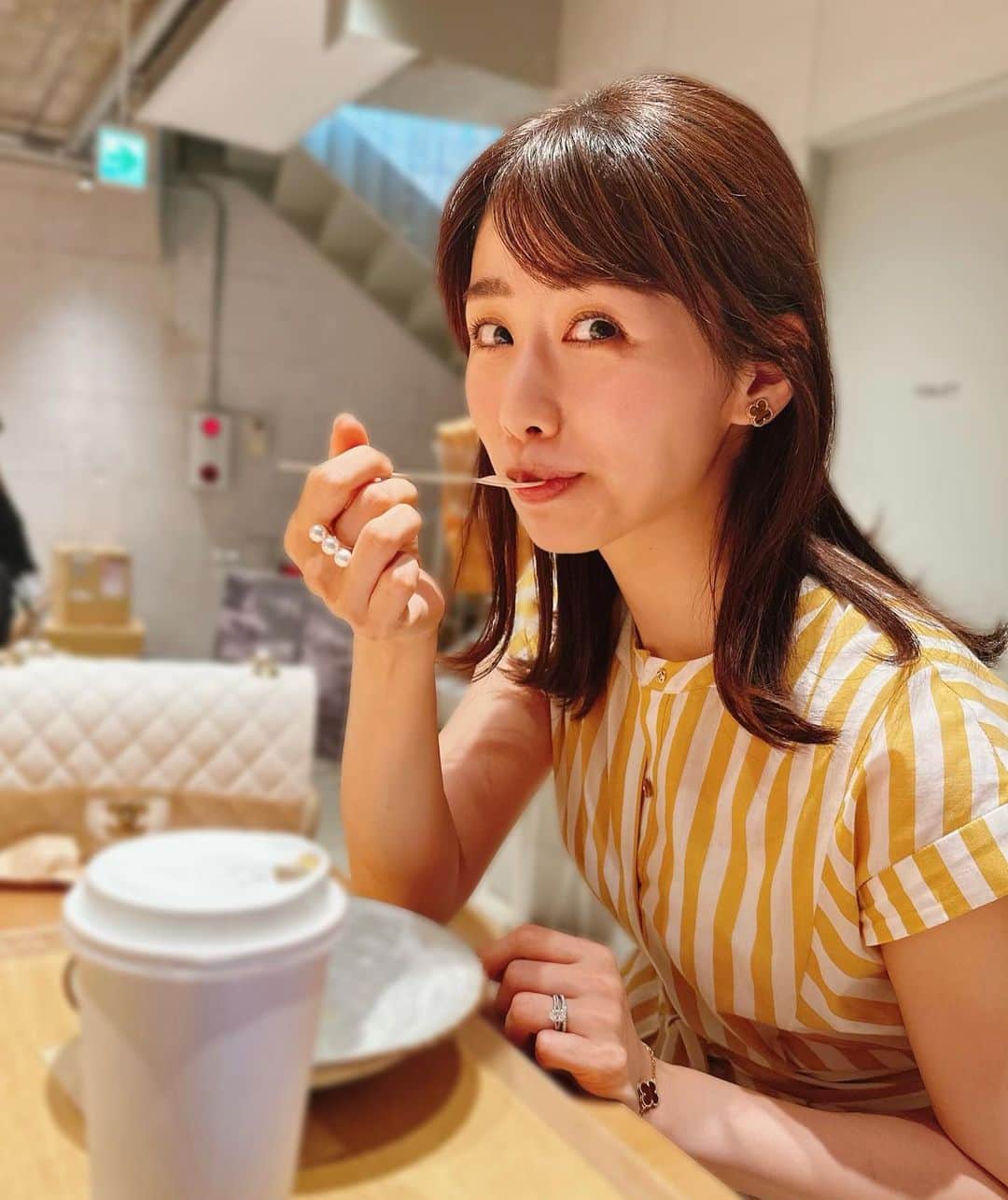 のインスタグラム：「美味しいバスクチーズケーキを食べてにんまり🥰😋🧁 . . 今日は一日ロケ！ 楽しんできます🌼 . #チーズケーキ#映画の後のおやつタイム #投稿し直したらチーズケーキの写真が消えてしまった😂」