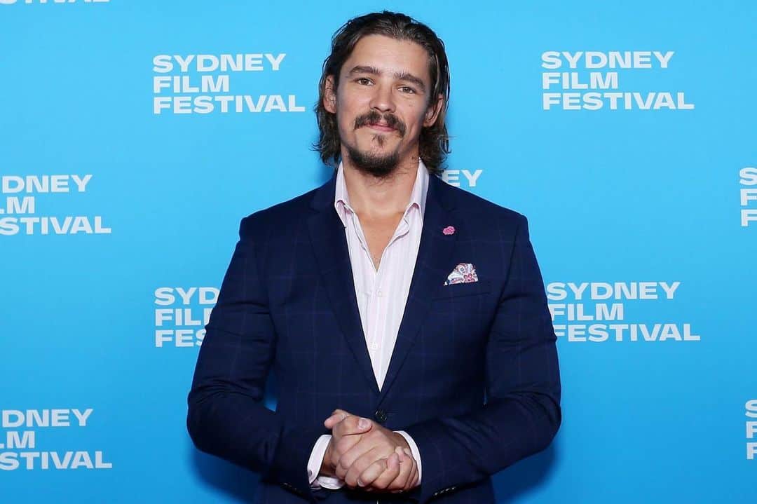 ブレントン・スウェイツのインスタグラム：「Congrats to all filmmakers @sydfilmfest  last week. Great to be there in the flesh in Aus this year.  (Sydney Film Prize winner: Asmae El Moudir for her film ‘The Mother of All Lies’. ) 👍👍#sydfilmfest」