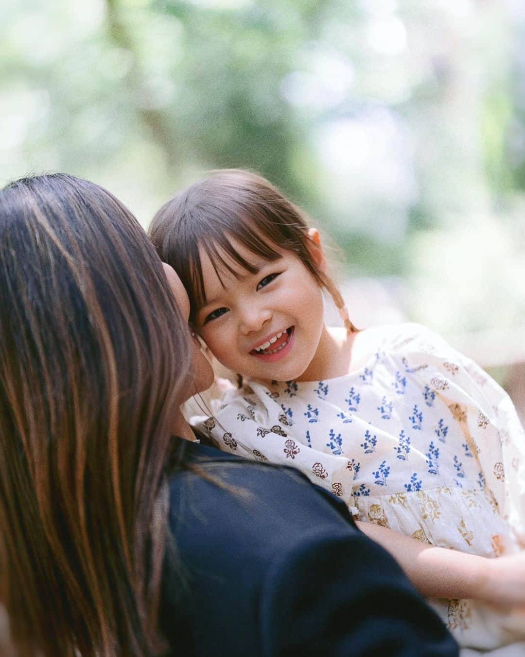 マリッサ・ウェッブのインスタグラム：「I would travel a million lifetimes for this smile.   Photo: @augiechang   #family #nycphotographer #truelove」