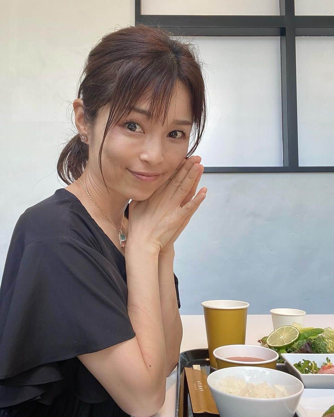 藤田りえのインスタグラム：「いただきマンモス♡ ⁡ アトレ恵比寿のPARIYAにて。 ここ好きなの！ 美味しいし店員さんが優しくて可愛い笑  右下のカップが空なのは、食後にコーヒーを飲むからまだ淹れてないのである。 ⁡ 今日で6月も終わり。 そう！2023上半期よさようならというわけだ。 ⁡ いいお話をいただいたり 人生初の経験をしたり 悩んだり苦しんだり 楽しんだりラジバンダリ。 ⁡いろいろあったなぁ。  下半期も、 毎日起こることを噛み締めて ごきげんさんでいきたいと思います。 みんなもね♡ ⁡ ⁡ #藤田りえ #48歳 #1974年生まれ #アラフィフ #アラフォー #40代 #ごきげんさんでいこう #体重増えてきた笑」