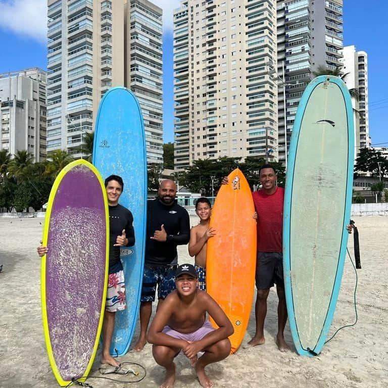 マルセロ・アントニオ・ゲデス・フィリォのインスタグラム：「🏄🌊 Primeira Aula de Surf: Uma Experiência Empolgante! 🌊🏄  Recentemente, tive a oportunidade emocionante de participar da minha primeira aula de surf e gostaria de compartilhar essa experiência incrível com vocês!  Desde o momento em que cheguei à praia, senti uma mistura de nervosismo e empolgação. O instrutor foi muito acolhedor e experiente, o que me ajudou a ficar mais confortável. Antes de entrar na água, ele explicou os conceitos básicos de segurança, a técnica correta para entrar na prancha e como equilibrar meu peso.  Assim que me coloquei na prancha e comecei a remar em direção às ondas, uma sensação de liberdade tomou conta de mim. A adrenalina era palpável! A primeira tentativa de ficar de pé na prancha não foi tão bem-sucedida, mas com a orientação do instrutor, persisti e consegui finalmente me equilibrar.  A sensação de deslizar sobre a água, sentindo a energia das ondas sob meus pés, foi indescritível. Cada nova tentativa me trouxe mais confiança e alegria. A cada queda, eu me levantava novamente, determinado a dominar aquela prancha.  Aprender a surfar não é apenas sobre técnica; é sobre se conectar com a natureza e se desafiar física e mentalmente. A cada onda que pegava, eu me sentia mais conectado com o oceano e mais consciente do meu corpo e do meu equilíbrio.  Minha primeira aula de surf foi uma introdução impressionante a um esporte fascinante. A sensação de superar meus próprios limites e a alegria de dominar uma onda são inesquecíveis. Estou ansioso para continuar praticando e aprimorando minhas habilidades no surf!  Se você nunca teve a chance de experimentar o surf, eu altamente recomendo! É uma experiência emocionante e gratificante que pode te levar a lugares que você nunca imaginou. Então, pegue uma prancha, mergulhe nas ondas e divirta-se!  🤙🌊🏄 #Surfe #PrimeiraAulaDeSurf #ConexãoComANatureza #SuperandoLimites #DivertimentoNaÁgua #Desafios #SurfandoComAmigos」