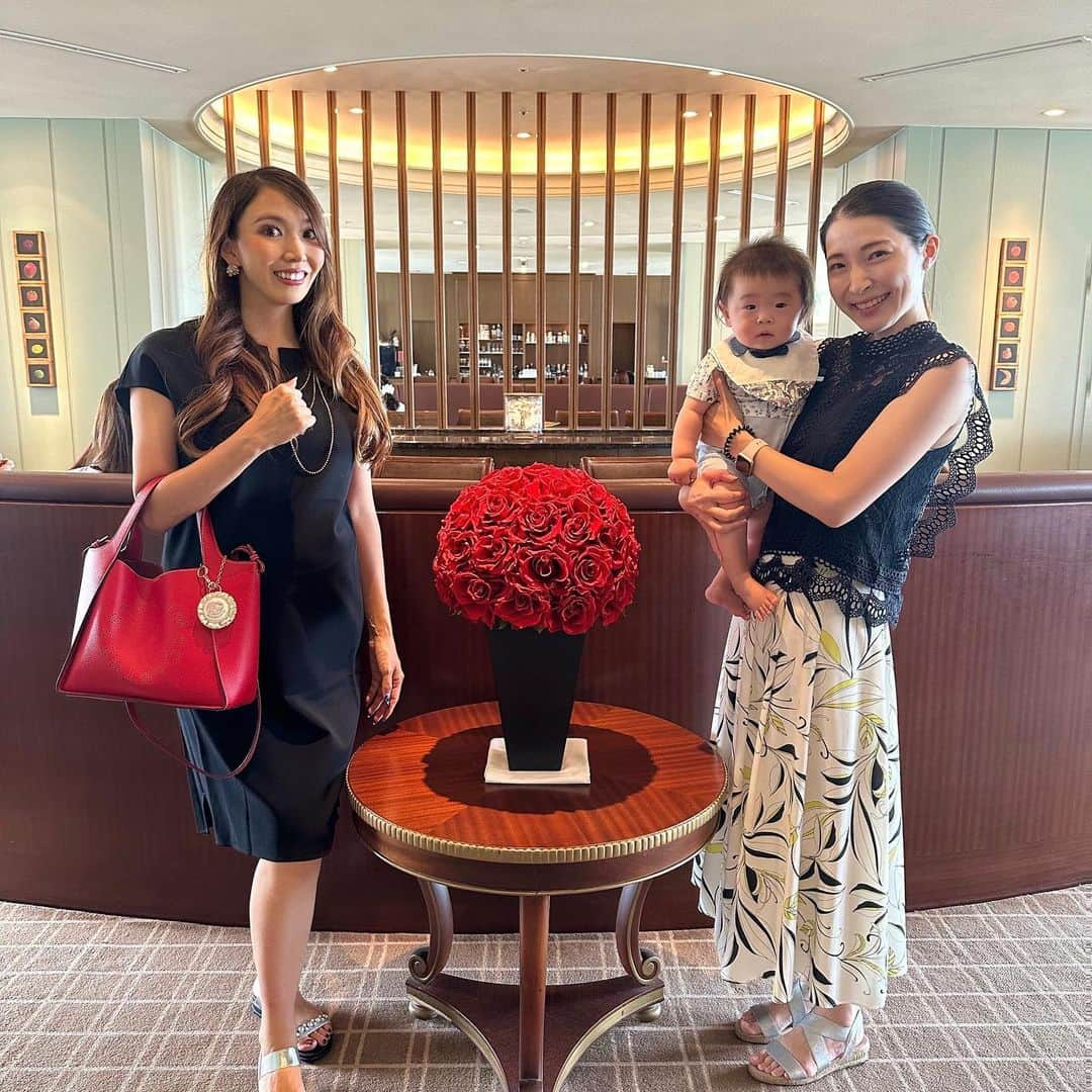 jun fitnessさんのインスタグラム写真 - (jun fitnessInstagram)「Hawaii気分🌺 @imperialhotel_jp_official でハワイのハレクラニの アフタヌーンティーをやっていて、 仲良しのママ友と行ってきました♡  またまた恋しいハワイを感じられて幸せ☺️ そしてママ友の可愛いベビちゃんにも 癒されすぎてたまらない〜💕  #baby#Babygirl#kids#2y#2月生まれ#女の子ママ#2歳#姉妹ママ#育児#子育て#ママライフ#妊婦ライフ#マタニティ#maternity#pregnant#安定期#妊娠8ヶ月#第二子妊娠中#2023年8月生まれ#30weekspregnant#アフタヌーンティー#ヌン活#Hawaii#ハレクラニ#帝国ホテル」6月30日 8時34分 - jjfitness44