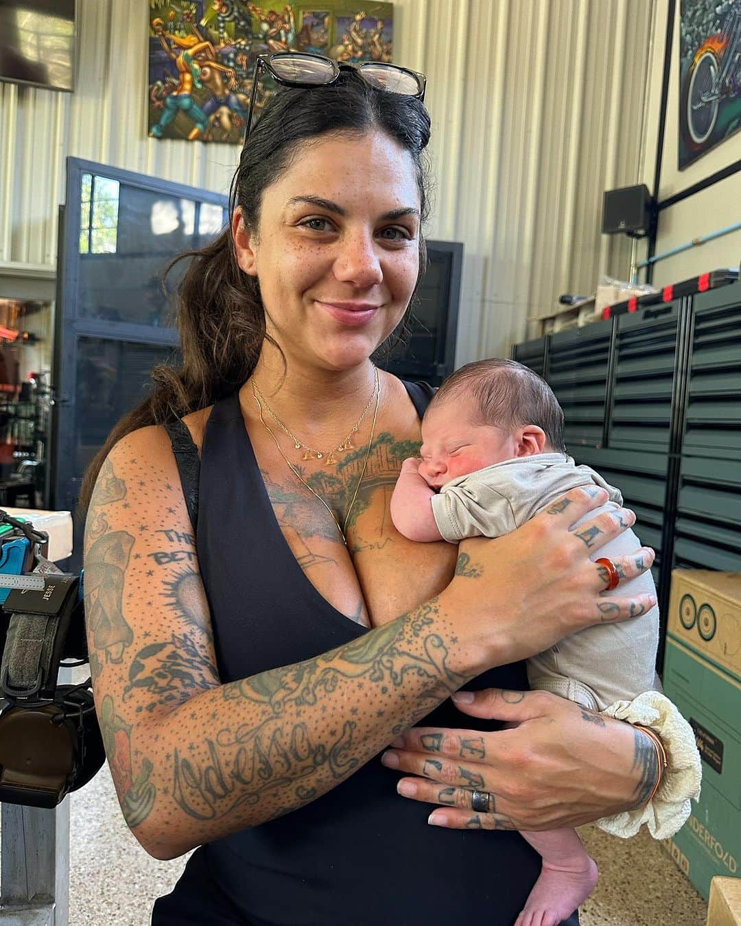 ウエストコーストチョッパーズのインスタグラム：「4 days old and Bishop James is in the shop!  Right where he should be💪🏽⚒️🔥  💙 Beautiful Mama @officialbonnierotten 💙」