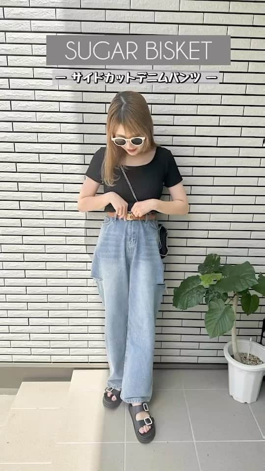 二宮璃子のインスタグラム：「最近買ったおすすめデニムPT👖💕  サイドのカットデザインとハイウエストの形が好き〜💕 しかも、生地も柔らかくて履きやすいー🙃🩷  今なら半額クーポン出ててお得に買えた🉐🩷 158cmでMサイズ着てます🩷  #デニムPT #ダメージデニム #ダメージデニムPT #ママコーデ #ママファッション #ママコーディネート #ママコーデプチプラ #ママファッション #3児まま #3児のママ #3児の母 #３児ママ」