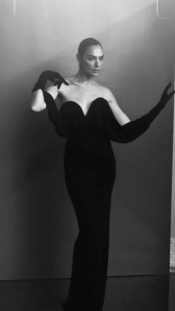 ガル・ガドットのインスタグラム：「@VogueHongKong 🖤  Photographer: @GregSwalesArt   Stylist: @KarlaWelchStylist Cover Wardrobe: @YSL by @anthonyvaccarello Cover Jewelry: @TiffanyAndCo Makeup Artist: @MissJoBaker Hair Stylist: @JennyChoHair Manicurist: @NailsByShige Producer: @AlexeyG @AGPNYC Casting: @jilldemling」