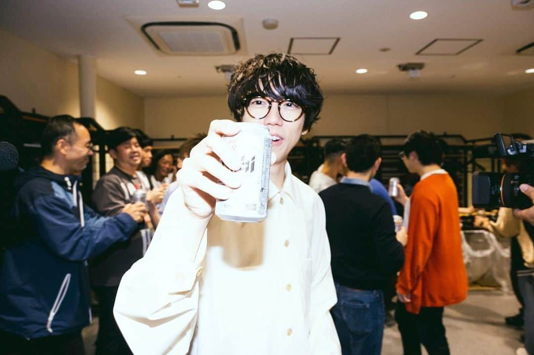 片岡健太のインスタグラム：「みーんな最高だよ。乾杯！  #sumika #sumikaハマスタ #WOWOW」