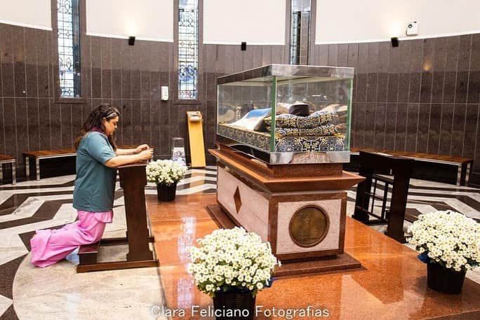 Preta Gilのインスタグラム：「Minha Santinha amada, ontem foi muito especial estar no seu @santuariosantadulce para agradecer meu coração aflito que tantas vezes a Senhora consolou!!! A minha fé e meu amor pela Senhora me fortalecem a cada dia!!!   Obrigada por me amparar e cuidar, te amo!!! Obrigada a todos que me receberam com tanto amor @fr.icaro!!! Obrigada meus fãs amados que foram a missa comigo, amo vocês!!!  A cura já é minha, eu creio!!! @mariaritapontes13 conte comigo sempre!!!  #pretacura #oamorcura  Fotos @clarafelicianofotografias」