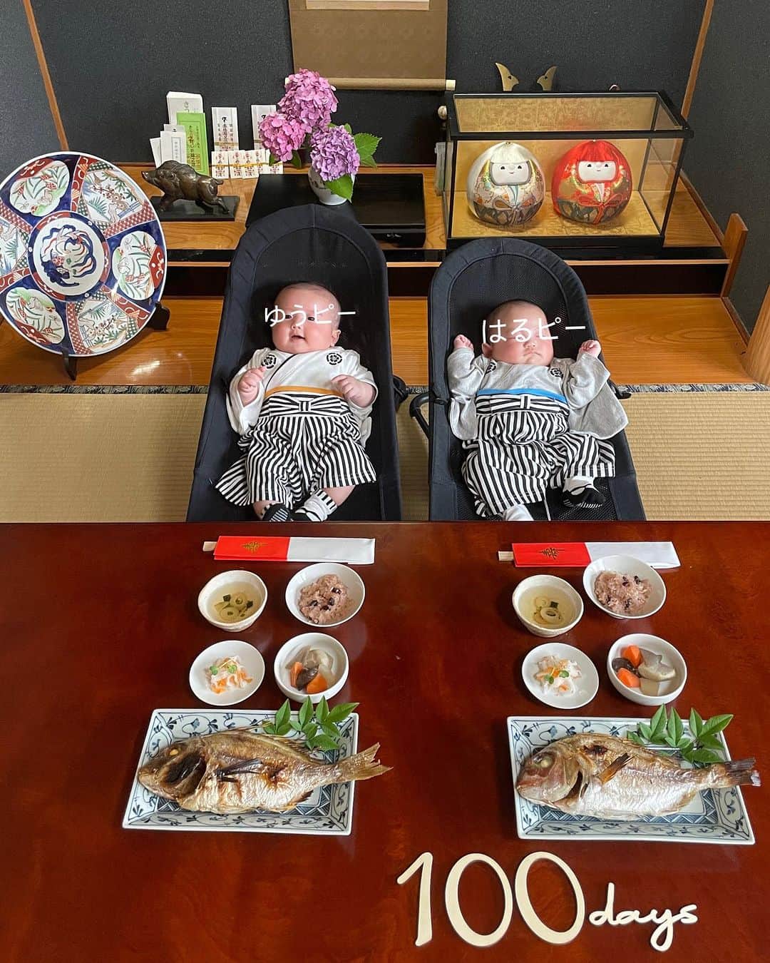 美甘子のインスタグラム：「ゆうピーはるピーが生後100日を迎え、お食い初めのお祝いをしました。  写真を撮る時どちらが寝てしまう…。3枚目ははるピーが泣いて、4枚目は泣いてるはるピーを抱っこして私は汗だく💦写真を撮るのも一苦労です😫  3ヶ月を過ぎ、最近の2人にはハンドリガードの仕草がみられます。成長の証で嬉しい。  ゆうピーは指しゃぶり、はるピーは両手を合わせたり両手をグーでにぎにぎしてて、その仕草が可愛いです😍  お祝いでいただいた袴ロンパースを着ました😊  先日2回目の予防接種も終えて、ゆうピーは標準より少しビッグサイズ、はるピーは標準ですと言われました☺️  重くなったけど、これからもっと重くなるので大変だ〜。  #ゆうピーはるピー #100日祝い  #お食い初め #双子100日 #双子 #twinsbaby #双子のいる生活 #双子ママ」
