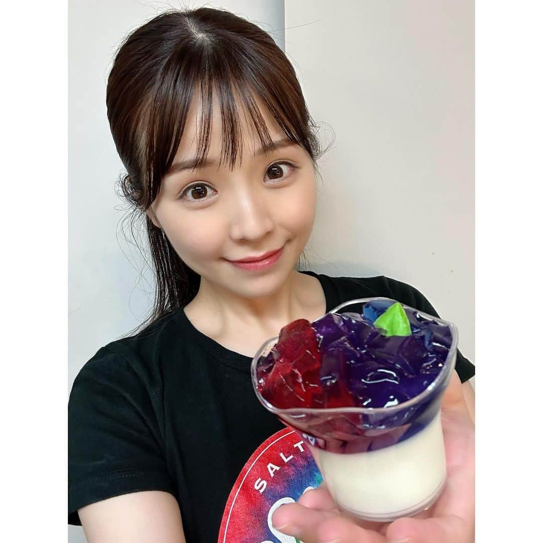 川村那月のインスタグラム：「舞台「いま、会いにゆきます」 いよいよ、明日から初日を迎えます！  会場にお越し頂く皆様、大切なお時間を本当にありがとうございます✨  私にとっては初めてのヒロイン、そして母親を演じさせて頂きます。  本日ゲネプロが行われ、幻想的なセットの中でステージに立った瞬間、「私は、秋穂 澪なんだ。」と改めて実感できました。  沢山の愛が詰まったこの作品を、演者やスタッフの皆様全員で心を合わせ、皆さんに届けます。  まだチケットが販売している上演回もございますので、お近くの方は是非この作品に「会いに」来て下さい✨  詳しくは私のInstagramストーリーや、チケットぴあさんHPより検索をお願い致します☂️  子役の皆さんから頂いた、あじさいのスイーツで元気頂きました♪  #いま会いにゆきます #秋穂澪 #川村那月 #感謝 #大阪 #阿倍野区民センター大ホール」