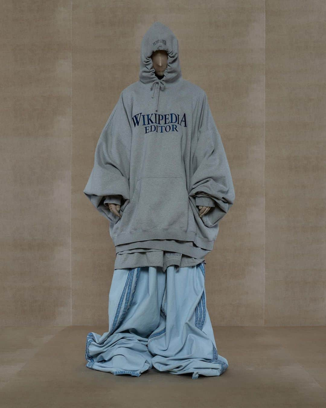 ヴェトモンさんのインスタグラム写真 - (ヴェトモンInstagram)「LIKE & SHARE FAVORITE LOOKS IN STORIES - WILL RANDOMLY REPOST. FULL COLLECTION VIA LINK IN BIO. VETEMENTS SPRING SUMMER 2024 BY GURAM @GVASALIA - LOOKS 30-36」6月30日 0時01分 - vetements_official