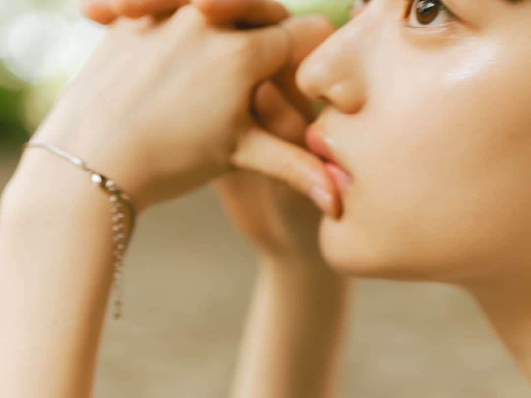 のインスタグラム：「#君と1キロ　ENCOUNTER MAGAZINE 菊池日菜子  是非覗いて見てください。  MODEL: @kikuchihinako_official  HAIR&MAKE: @anr1106  STYLIST: @eiji.stylist」