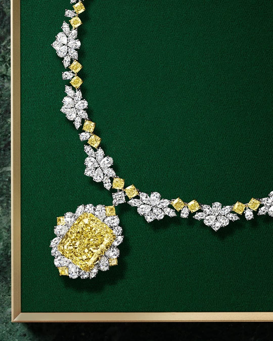 ハリー・ウィンストンのインスタグラム：「With even color distribution throughout, a rare yellow diamond center stone comes to life with a brilliant halo of mixed-cut white diamonds and yellow diamonds in this modern homage to the House’s noble history. Discover the Duchess Necklace and other regal suites by tapping the link in bio. #HarryWinston #WinstonHighJewelry」
