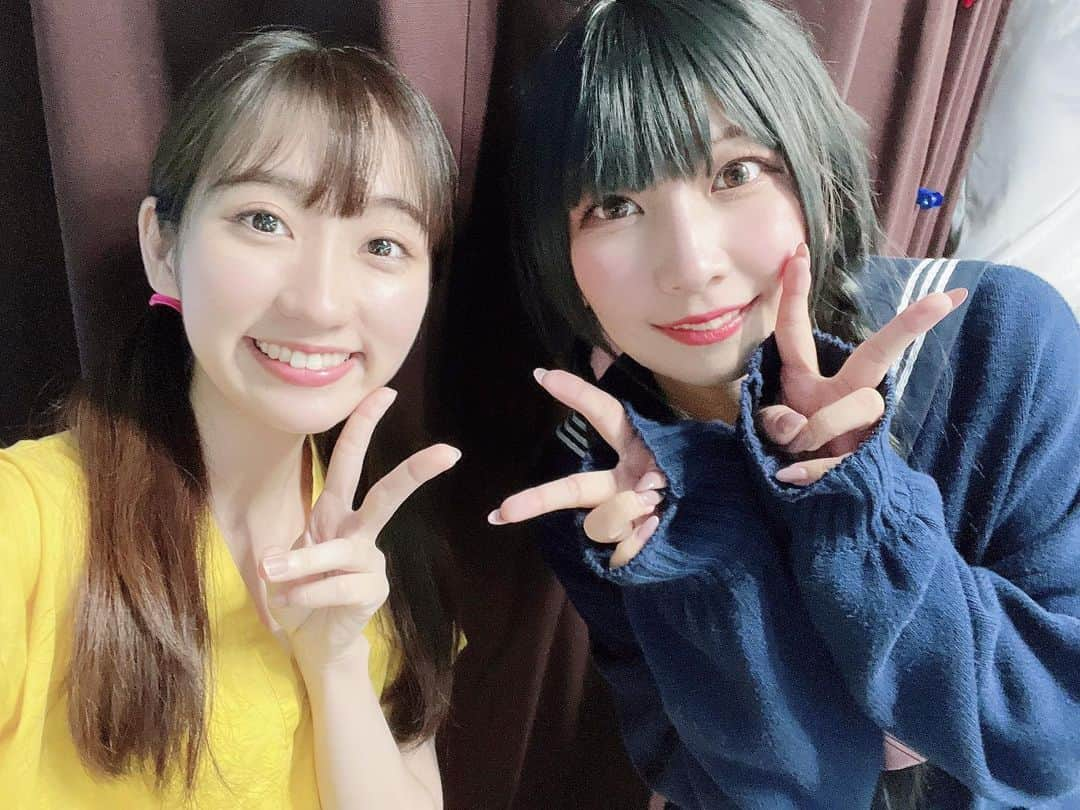 若松愛里さんのインスタグラム写真 - (若松愛里Instagram)「『Heyばあちゃん！テレビ点けて』 2日目！2.3公演目ありがとうございました✨  平日にも関わらずたくさんのお客様にご来場いただき、 ほぼ満席状態！！  反応や今日は手拍子までありがとうございます😊✨  初日が開けてからも毎回ダブルカーテンコールいただいていて 感謝感激です😢  皆様の口コミのおかげでお席かなり少なくなっています😳！！ まだ当日券だせる回もあります◎  もう一度見たい！あの噂の舞台みたいってなった方は ぜひお待ちしてます✨  日替りによってなんだかハッシュタグも爆誕し続けてます！ 今日は、 #Heyストロガノフ #Heyミニマウス の2つが追加されましたね！ なんのはなしやら！笑  日替わりもお楽しみにです🙇🏻‍♀️✨  6/30(金)14:00/19:00 7/1(土)13:00/18:00 7/2(日)12:00/17:00  (上演時間は100分予定) 📍新宿スターフィールド  明日のお昼公演はパパと凛ちゃんと前説担当させていただきます！！上演の10分前から始まるので早めにきてくれたら嬉しいです\( ˆoˆ )/  写真は凛ちゃんです！お姉ちゃん！ 座組でも最年少組な私たち！ 稽古初日から一緒に帰ってお話ししたり、 こういうことやろうかな〜って相談したら、 いいね！やってみようって挑戦したり！！  さつきさんのおかげで臆することなくガンガンいこうぜ姿勢でした😊  頼もしくて、視野が広いから色んなことに気が回って、 優しくてダンスも踊れて凪の自慢のお姉ちゃんです✨  (稽古場から毎回日替わり伝えてないのに 感じとって合わせてくれる☺️さすがすぎます！！)  あ！あと明日はさらにアフターイベントもあります！(お昼回限定) 劇中歌にも使われている相澤香澄。さんが生歌披露してくださいます！！！  私も楽しみ(((o(*ﾟ▽ﾟ*)o)))♪♪  明日もお届けしますので、ぜひよろしくお願いします🙇🏻‍♀️  #舞台 #Bee #Pii #produce #vol #1 #Heyばあちゃん #新宿 #スター #フィールド #新宿スターフィールド #2日目 #ありがとう #ありがとうございました #小学生 #ランドセル #家族 #中学生 #姉妹 #仲間 #ハートフル #コメディ #若松愛里」6月30日 0時02分 - wakamatsuairi_official