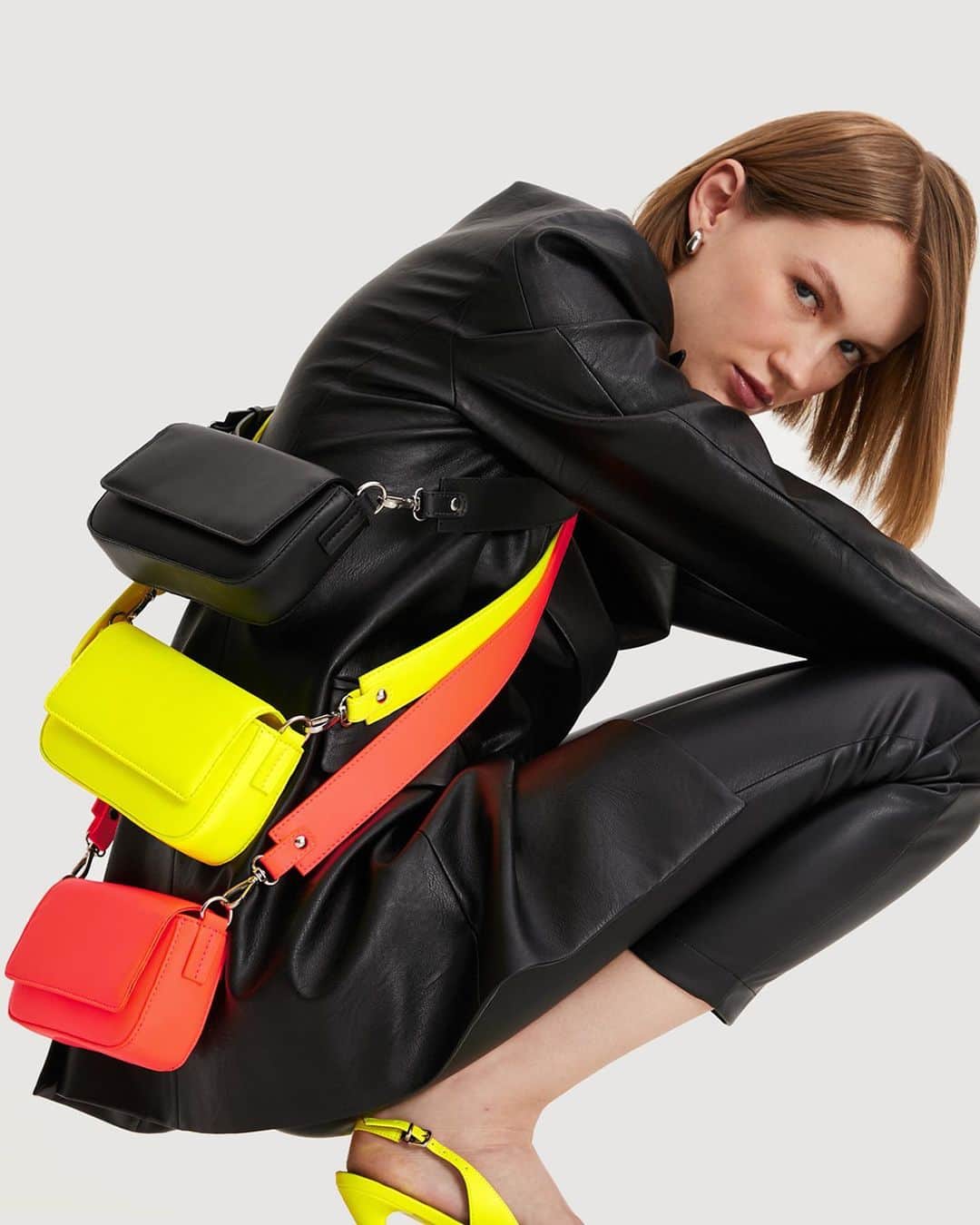 ロジャス・レナーのインスタグラム：「Quer uma dica de acessórios cheios de estilo? Aposte nas bolsas transversais! 🤩 Os tons vibrantes são perfeitos para composições autênticas, e as cores neutras deixam o look ainda mais elegante. Clique nas fotos e compre agora mesmo. #modafeminina #acessorios​ ​ ​Bolsa phyna transversal 845458101 | bolsa phyna transversal 845458101 | bolsa phyna transversal 845458101」