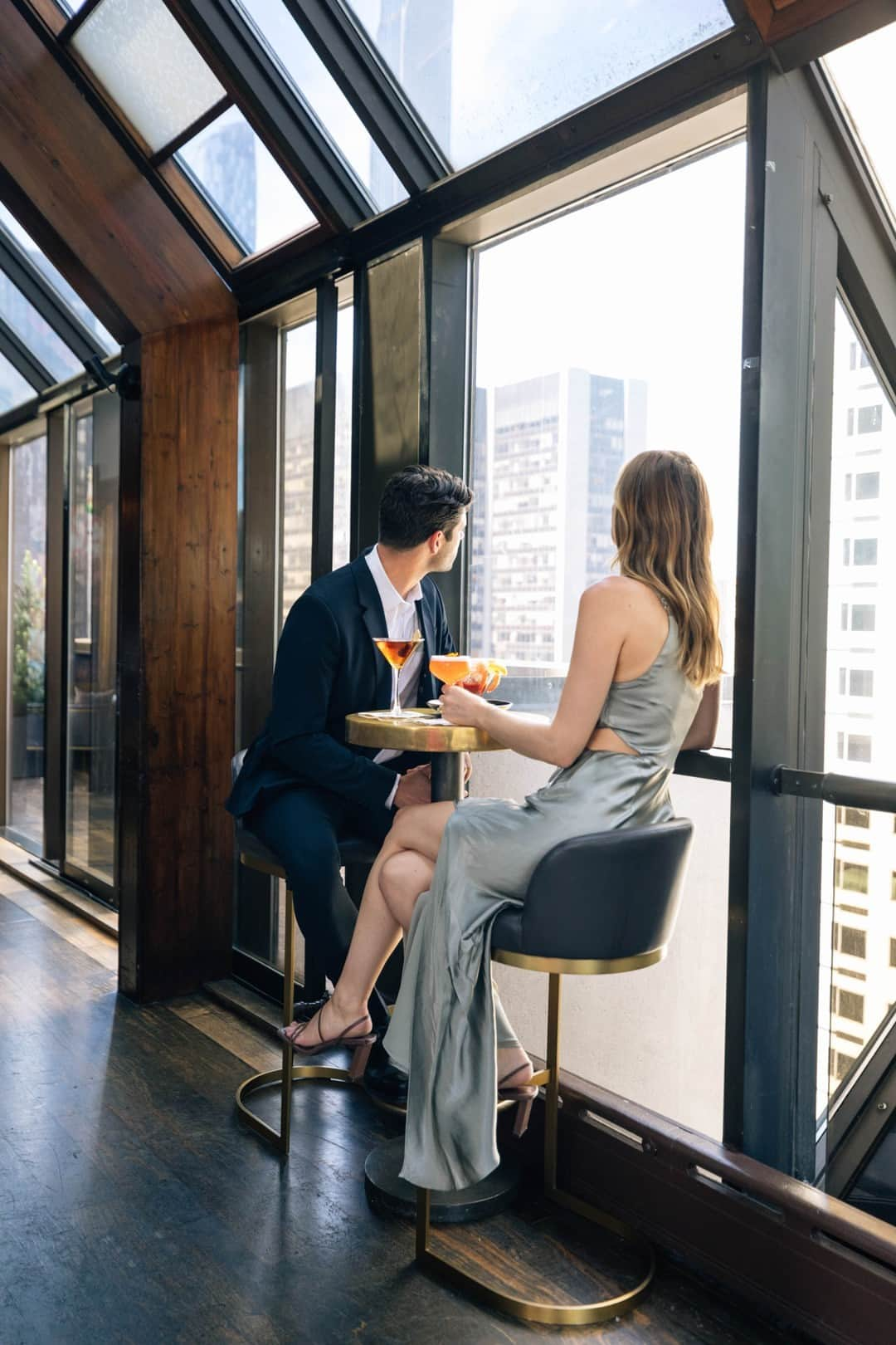 The Peninsula New Yorkのインスタグラム：「Views meant to be shared, cocktails made to be savored.   #thepeninsulanewyork #salondening #cocktailhour #nycviews」