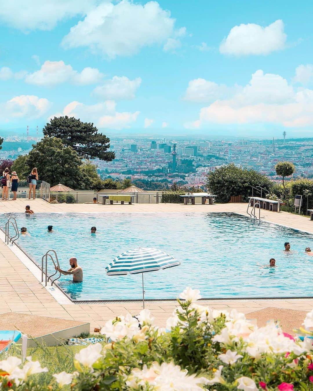 Wien | Viennaのインスタグラム：「This view from one of Vienna‘s swimming pools is certainly impressive (or should we say swim-pressive? 😜). A dive into the pool is perfect to cool down on a hot summer day.☀️Here are 3️⃣ fantastic places you should visit curated by @storyofzhu! 📍  1️⃣ Krapfenwaldbad 2️⃣ Schafbergbad 3️⃣ @schoenbrunnerbad   #vienna #wien #feelaustria #austria #swimmingpool #swimmingpools #summer #sunnyday #swimming #explorevienna #1000thingsinvienna #viennawurstelstand #travelgram  #wienliebe #stadtwien #traveleurope」