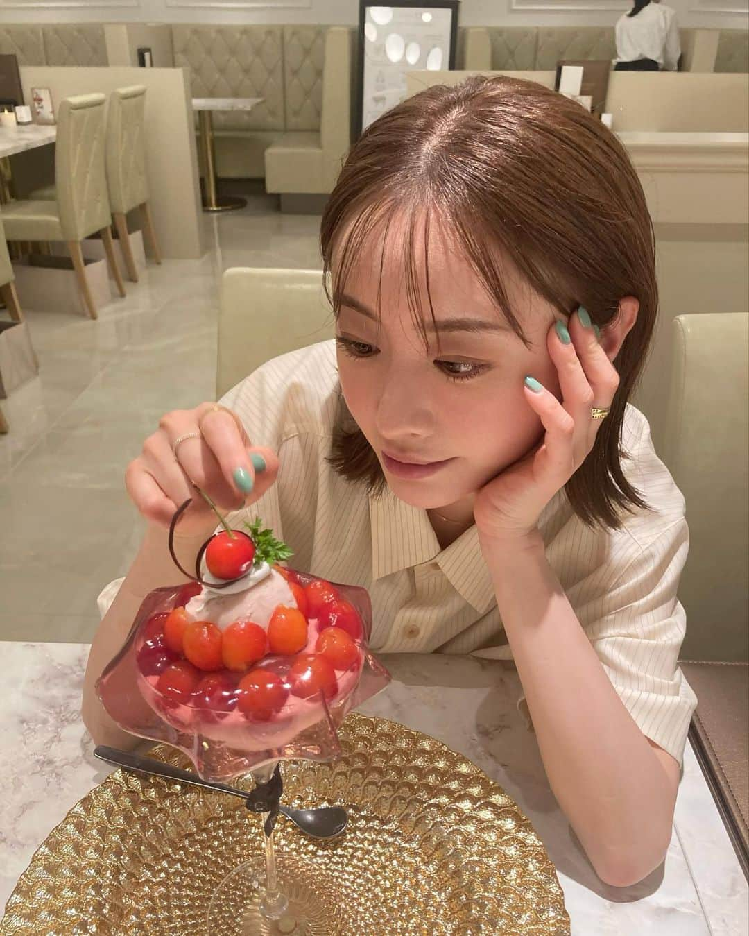 松本まりかのインスタグラム：「夜10時のノンギルティパフェ🍒  本日1本目の収録では言葉を失うほどの感動が  2本目は一転笑いの絶えない収録に☺︎  スタッフのみなみなさま 今日も沢山ありがとうございました😊  そして私はマネージャーサクライちゃんと 夜のビーガンパフェに走ったのです🍒🙈  サクライは美味しい美味しいと食べてくれました🥰 余は満足じゃ♡ （ちなみにパフェ前に私たちサラダスープハンバーグ唐揚げライスコロッケ2種カレーを平らげております🙈）　  #朝活で始まった今日という日を #まさか夜パフェで締めると思わなかった😚 #ビーガン #生クリームの代わりはココナッツクリーム #一番好きな果物さくらんぼ🍒 #ココナッツアイス #赤ワインゼリー #ホームメイドドライフルーツ #ラスト📷は食べた事ない食感にン？🤔 #おいちぃー😍初プロラボカフェでした♪」