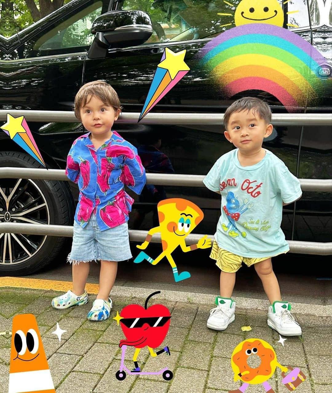 DJ JUICYのインスタグラム：「沢山汗をかく季節になりました☀️🌻  お肌が弱い子供には なるべく、オーガニックコットンの洋服を着せてあげたい🥹🩷  こんなに可愛いいデザインのオーガニックコットンのお洋服ってやっぱり日本には無いよね...🥲🥲🥲💦💦  お友達と一緒に @totanirabe_kids のお洋服着ていっぱい遊んだよ💙👦👦💙  2人共可愛いすぎないかい😍😍😍💘  #オーガニックコットン #お洋服#こどもふく #かわいい#夏 #kidsfashion」