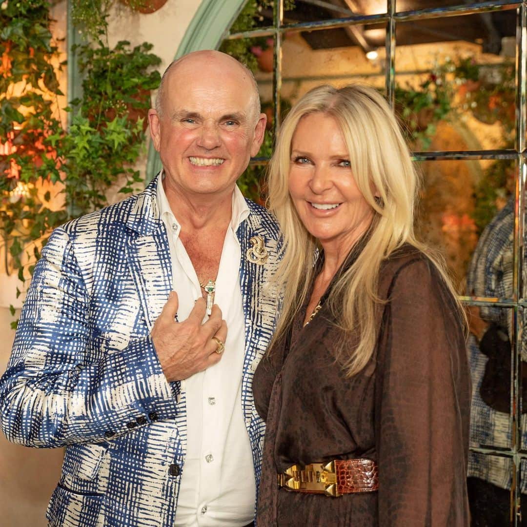 のインスタグラム：「Such a pleasure to meet @rojadove, founder of @rojaparfums. Luxury is not only about gorgeous product (and believe me this is) … it is the story that has inspired the creative process and then how that story is told. Roja (pronounced Roger) transports you with his story telling…he says that his fragrances trigger emotions and create memories…that’s so true…who doesn’t remember the fragrance their mother wore when they were young?   #Amandawakeley #rojadove #rojaparfums #daphnes #wearingwakeley #vintagehermes #london #creativity」