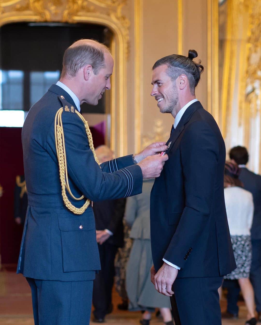 ガレス・ベイルのインスタグラム：「An honour to receive my MBE from The Prince of Wales.  A very special morning surrounded by so many incredible and inspiring people.」