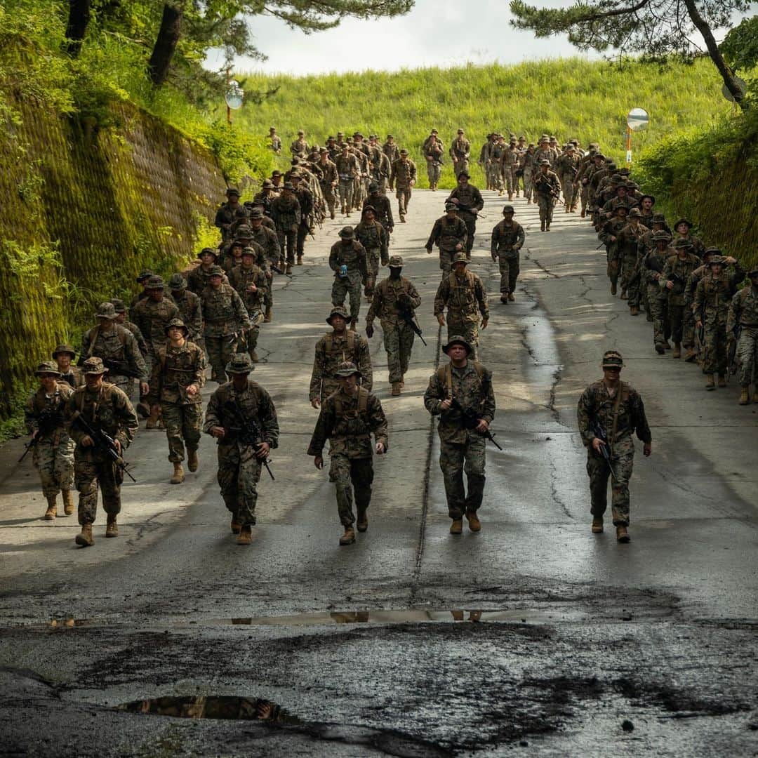アメリカ海兵隊さんのインスタグラム写真 - (アメリカ海兵隊Instagram)「A Good Day For a Hike ⛰️   📍  Combined Arms Training Center Camp Fuji, Shizuoka, Japan (June 24, 2023)   #Marines with @3rdMLG conduct a 9-mile conditioning hike.  The Marines hike to build esprit de corps, foster force readiness, and increase morale.   📷 (U.S. Marine Corps photo by Lance Cpl. Federico Marquez)  #USMC #SemperFi #hikelife #hiking」6月30日 0時06分 - marines