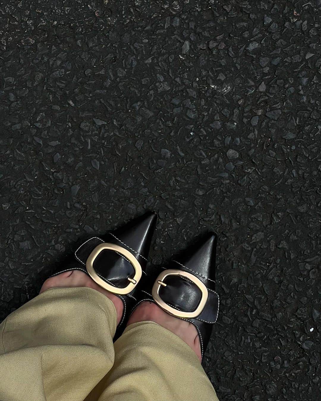 サラ・ミカエラのインスタグラム：「Photo dump from a fantastic week. Next up: Roskilde Festival! 🌻  1. Fav new kitten heels from @vinted  2. How I styled them. 🕺🏼💫 3. Best dinner and most amazing mocktail of my life from Studio Frantzén on the @harrods terrace.  4. The pool at the Mandarin Oriental Knightsbridge.  5. New leopard print PJs from @desmondanddempsey 🐆 6. A visit to see @sorujewellery’s new pieces at @loveshackfancy in Notting Hill.  7. Contoured with @victoriabeckhambeauty’s new Contour Stylus and trying on the BODY Collection pieces in store.  8. Fun with @babyliss  9. Decked out in @maanesten ✨  *gifts tagged」