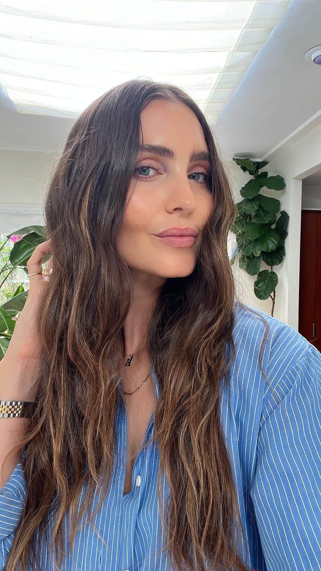 Kirsty Godsoのインスタグラム：「At home highlights? Oh yes she did! @garnierusa making it all too easy to get your hair summer ready all by yourself! #GarnierPartner Powered by oils and kaolin clay, the Garnier Olia Highlights kit will leave your hair feeling fresh whilst lifting color up to 4 levels. It’s ammonia and silicone free too 😍 I used shade HO3 for highlights but you can also use the product for balayage, ombre or hair painting. ✨✨✨ Available @cvspharmacy」