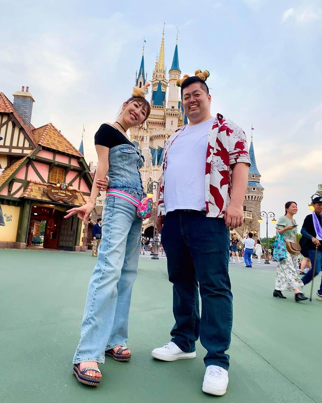 勝友美さんのインスタグラム写真 - (勝友美Instagram)「⁡ ✨㊗️40th✨ museメンバーとDisney😍🍿🍦🥤🍔💕 2枚目の写真は最近朝から晩まで一緒にいるYouTubeクルーのきたむーと😂 いつもありがとう╰(*´︶`*)╯♡ ⁡ 次は全員で行こう🫶 ⁡ ⁡ 　 ⁡ ⁡ ⁡ ⁡ ⁡ ⁡ ⁡ ⁡ ⁡ ⁡ #夢の国 #ディズニーランド #うっす#ヴィクトリースーツ #オーダースーツ #レディーススーツ #メンズスーツ #スーツ #remuse #女性経営者#人は自分に嘘をつく」6月30日 0時14分 - katsu.tomomi