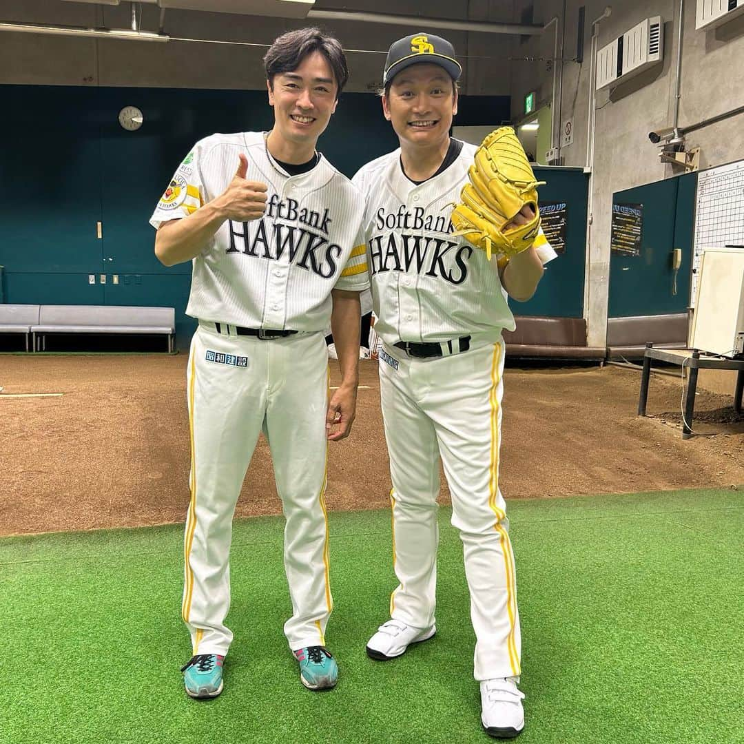 和田毅さんのインスタグラム写真 - (和田毅Instagram)「✨ 香取慎吾さん✨ ナイスピッチングでした❗️ #セレモニアルピッチ #投球練習のお付き合いと #捕手役やらせていただきました #最高の投球⚾️ #どストライクの世代なので #本物に会うことができて #むちゃくちゃ緊張しました #すごく優しくしていただいて #写真やサインまでしていただいて #本当にありがとうございました‼️」6月30日 0時29分 - tsuyoshiwada.21