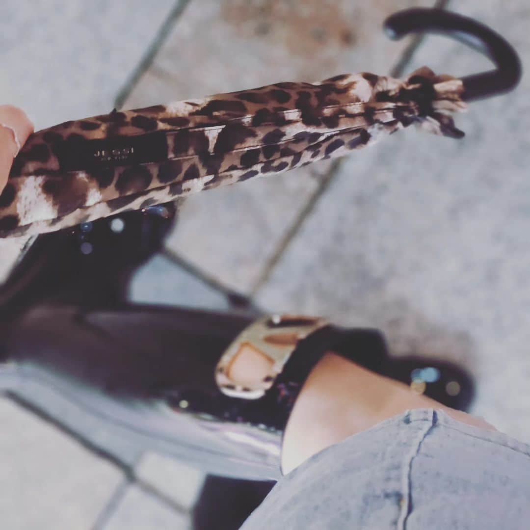 ユ・ハナのインスタグラム：「내가 장화만 신으면 신기하게 오던 비가 그치던데.  #장마」
