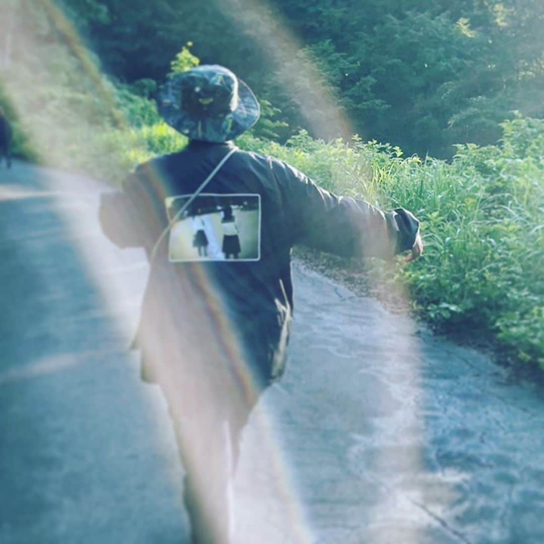 森本千絵さんのインスタグラム写真 - (森本千絵Instagram)「撮影する背中と、 撮影が楽しくて仕方がない背中」6月30日 0時26分 - chiemorimoto_goen