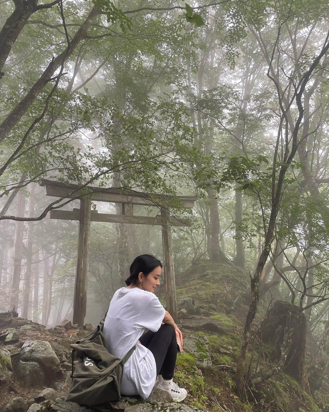 蒼れいなのインスタグラム：「念願の三峯神社⛩  私は天国に来たんじゃないかと思った😇  こんな場所って東京から少しのところにあるんだなんて全然知らなかった！  ゼロ磁場と聞いていたけど、圧倒されるくらいにクリアでニュートラルで時間すら存在しないんじゃないかと感じた場所。  ぽかーんとしてもうた。  あそこいると疲れないよとも聞いてたんだけど、謎にほんとに疲れを感じないしさ  お蕎麦屋のおじさんが霧がかかる午前中から登るのがいいんだよって教えてくれた👍  慣れない早起きした甲斐があった🥹  #三峯神社 #ゼロ磁場 #秩父」