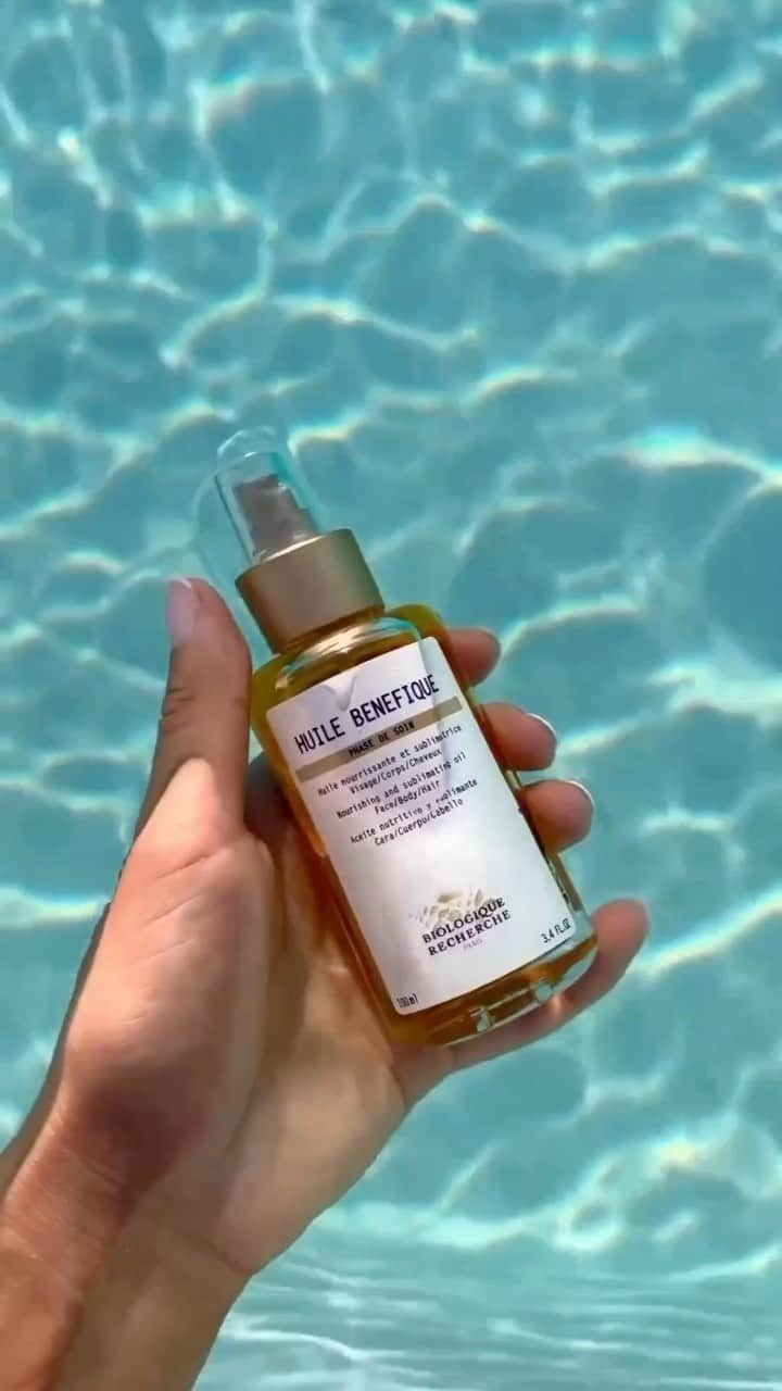 Biologique Recherche USAのインスタグラム：「Take your glowy, sunkissed skin to new heights with our body oils ☀️  Huile Fondamentale✨ is a regenerating, protective and moisturizing blend of 6 pure botanical oils rich in antioxidants. Concentrated in essential fatty acids, this oil preserves a healthy and balanced skin barrier. Huile Fondamentale is also great for dry, damaged hair. Apply from lengths to ends, leave on for 20 minutes, and emulsify with warm water before washing hair.   Huile Benefique✨ is a rich hydrating oil ideal for tanned and dehydrated skin. It nourishes the skin and leaves it golden and radiant. Like Huile Fondamentale, this oil is multi-purpose and can be used as a reconditioning treatment for dry, brittle hair.   Reel: @polinabatuevaaa    #BiologiqueRecherche #FollowYourSkinInstant #BuildingBetterSkin #radiantskin #wellnesswithBR  #HuileFondamentale #HuileBenefique」