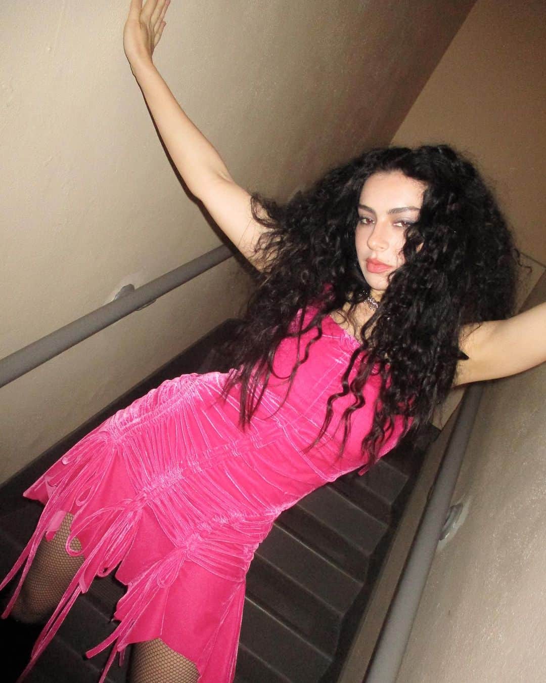 チャーリー・エックス・シー・エックスのインスタグラム：「my barbie soundtrack song is called speed drive and it’s out tomorrowwww 💓」
